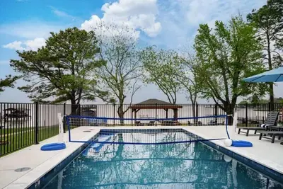 Image de Sunset Swim Lake Front Home Pool, Hot Tub