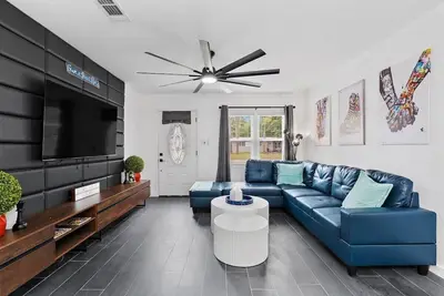 Image de Modern Design 3 bed 2 bath * Dog Friendly * 3 Miles to Downtown