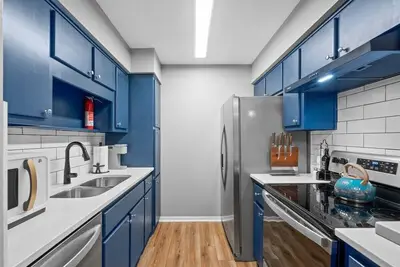 Image de 2 bed 2 bath Condo * Balcony * All New * Bears Den E