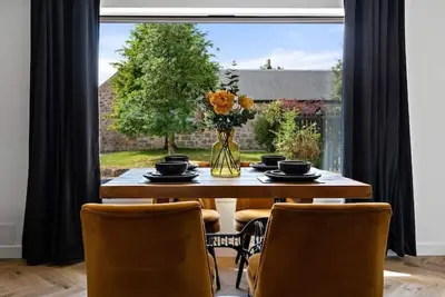 Image de Luxury village cottage; outdoor tub; country views