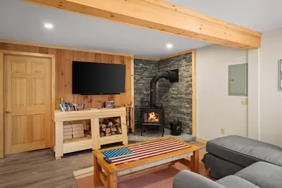 Image de Stylish Vermont Home w/ Hot Tub!