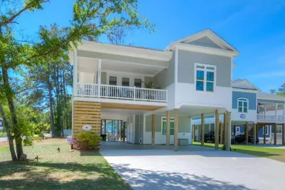 Image de Gorgeous 3br/2ba House-Elevator, Hot Tub, Fenced Yard, Close to Icw, Sleeps 6