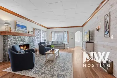 Image de Elegant Historic Home in Modernized Area—Blocks from Downtown, with Cozy Fire Pit for Relaxation!