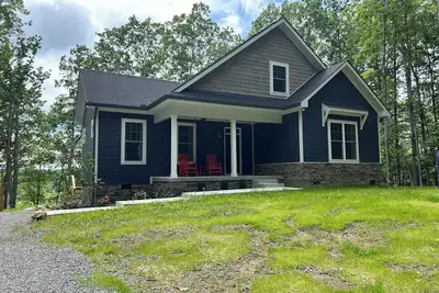 Image de Brand New! Craftsman bungalow. Porch with fireplace, hot tub, wooded, lake view