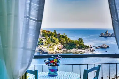 Image de Cohen House Front Beach 3-bedroom apartment in beautiful Taormina with Ac