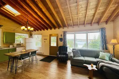 Image de Cozy cottage, private 1-acre lot, lakefront, less than 1 hour from St. John's.