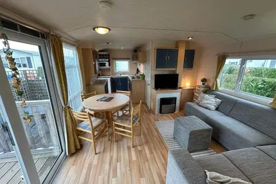 Image de Gemütliches Chalet auf 5-familiencampingplatz mit Hallenbad und in Strandnähe