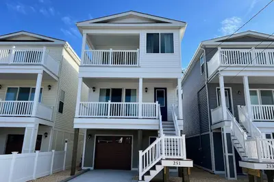 Image de New for 2024. You will love this beautifully decorated modern beach house.
