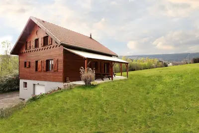 Image de Chalet spacieux dans un quartier calme et résidentiel non loin du centre ville