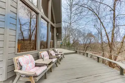 Image de Riverfront Baxter Springs Home w\/ Deck & Grill!
