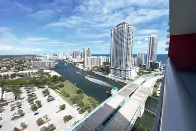 Image de Waterfront Studio w/Private Pool Over Canal, Gym, Beach Service & More!