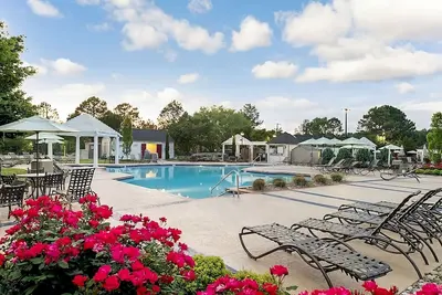 Image de Fun Starts Here! Onsite Swimming Pools, Tennis Courts, Free Parking!