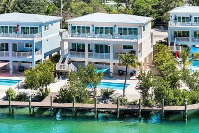 Image de Brand new 5bed\/6Bth pool w\/76 ft of Dockage- 2 Homes Next Door Available as well