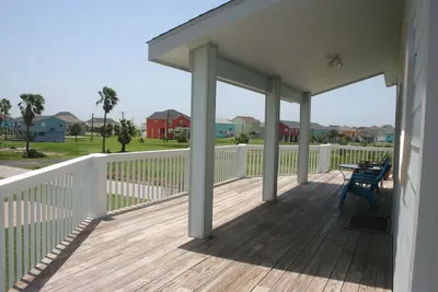Image de Great ocean views! Oversized deck, quiet neighborhood and 2 min. walk to beach!