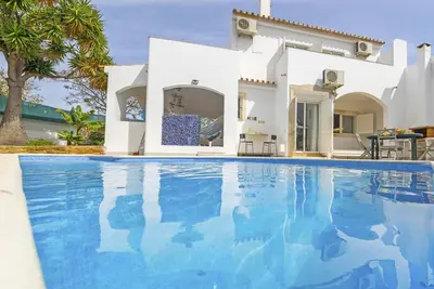 Fantastic Villa With Heatable Pool, Barbecue, Wi-Fi And A/C