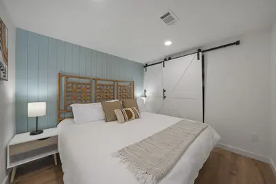 Image de Cozy Condo minutes 5 minutes to the beach! Dedicated workspace with waterview