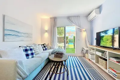 Maison especiale just devant la piscinne.