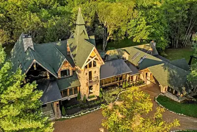 Image de Extraordinary Manor at Dark Horse Estate