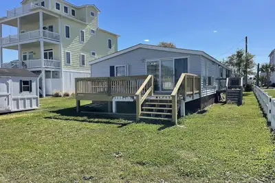Image de Nice Canal Front Home w/ updated furniture and new deck and dock. Pet friendly.