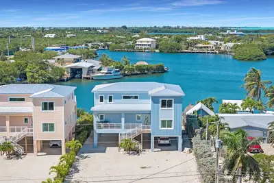 Image de Brand new 5bed\/6bath pool w\/45 foot dockage - available with 2 more homes