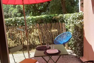 Image de Studio Dans un Parc Boisé Avec Piscine et Animaux Accepté, Avec Terrasse