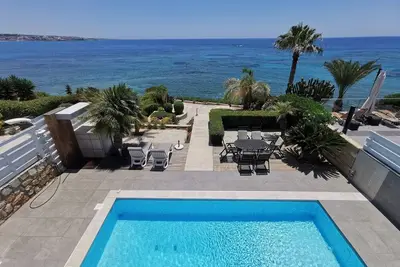 Sea Front Villa In the Heart to Coral Bay and near amenities. \nVillas for Groups