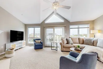 Image de Villas of Beach Cove corner townhouse with pool & views - 1 mile to beach