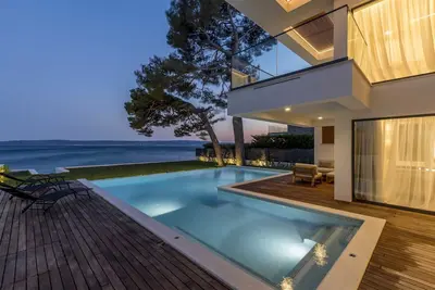 Image de Luxury beachfront villa with infinity pool for up to 8 guests