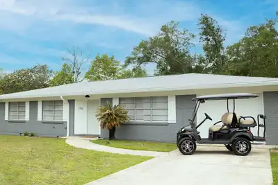 Image de Adventure on Arbor - close to the beach & downtown - includes a golf cart! !