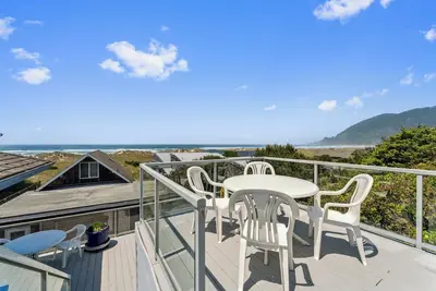 Image de Ocean Views! Large Unique home with wrap around deck, 3 bedrooms, large kitchen!