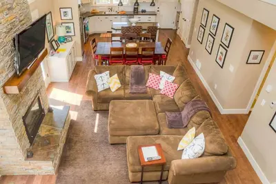 Image de Beautiful home, steps to town and 3 short blocks to the beach. 5 Bedroom, 3 Bath, Dog Friendly.