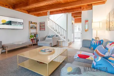 Image de Close to the beach, hot tub, dog friendly and fully fenced!