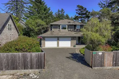 Image de Large fenced in lot, dog friendly with fenced backyard. Great location, close to town and beach!