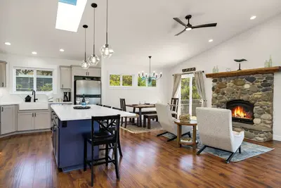 Image de Newly Remodeled and Gorgeous! 150 feet from the beach and allergen free home!