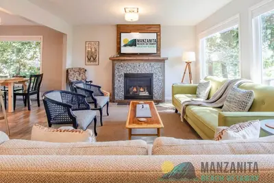 Image de Great home on large lot! Outdoor firepit, sitting areas, great kitchen!