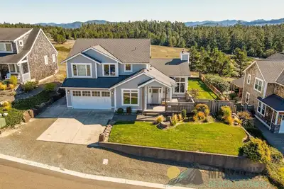 Image de Dog Friendly, Beautiful home on large fenced property. Ping Pong table with Basketball Game!