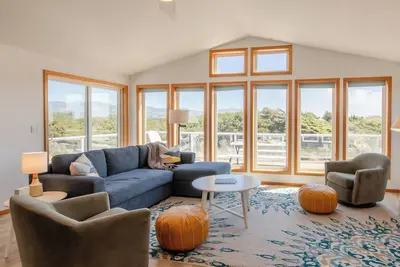 Image de Open, spacious, home with mountain views! Dog Friendly