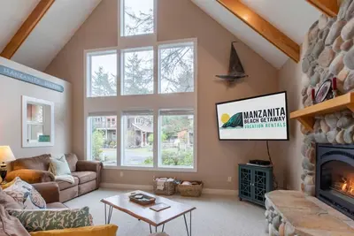 Image de Large home, close to town and the beach! Dog Friendly, fenced back yard.
