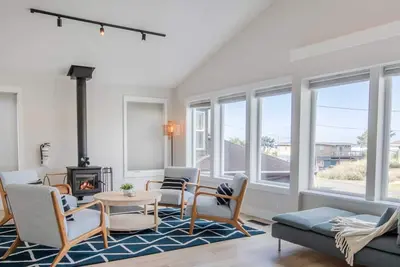 Image de Fully remodeled, high end touches, new multi-level decks with hot tub!