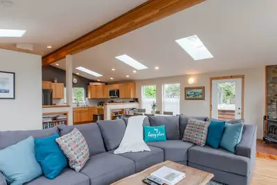 Image de Dog Friendly, close to town and the seasonal Manzanita Farmers Market! 4 bedrooms and 3. 5 bathrooms.