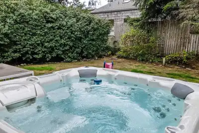 Image de Nomis Ark is steps to the beach and town. Hot Tub, 1 dog, fenced yard!