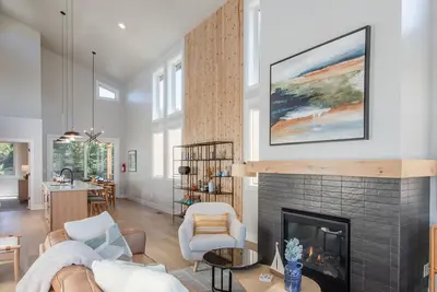 Image de Stunning new modern design, 5 min walk to town, dog friendly, no pet fees, Ev Charger