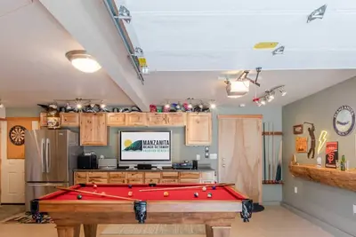 Image de Multiple firepits, close to downtown manzanita, no pets, game room with pool table.