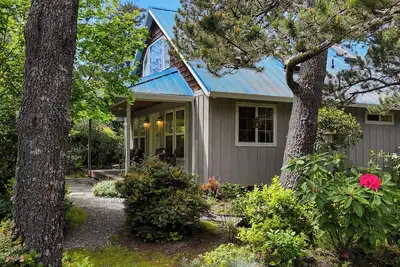 Image de Home with lots of character! Surrounded by trees, close to Nehalem Bay State Park and the beach.