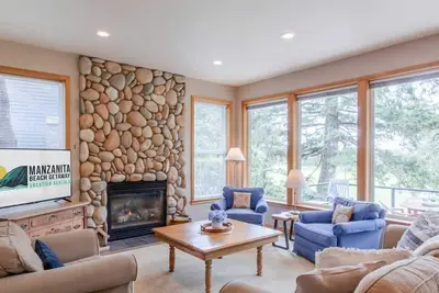 Image de Dog-Friendly Home with Golf Course Views!