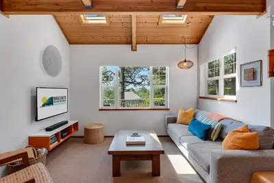 Image de Perfect Manzanita Vacation Home! A quaint, coastal getaway in this two-bedroom, allergen free home.