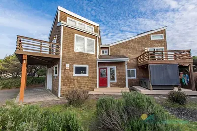Image de Ocean Views, 150 feet to the beach! Dog Friendly, Hot Tub!