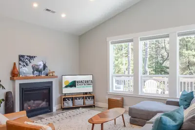Image de Great Location! Hot Tub, Pet Free, Allergen Free, Newer home with 3 bedrooms