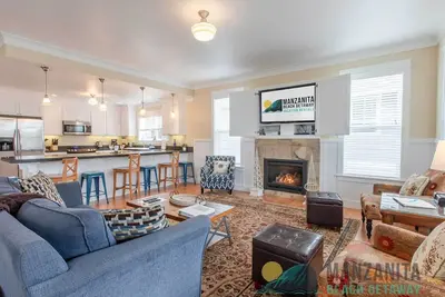 Image de Beach Vacationer`s Paradise! Beautiful home with an open floor plan.