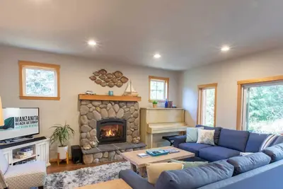 Image de Luxurious large home. Close to the beach and Manzanita`s golf course.